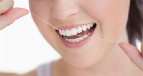Dùng chỉ nha khoa không đúng cách cũng có thể làm hỏng men răng.