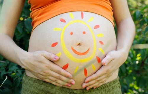 Phụ nữ mang thai nên chọn các loại kem chống nắng vật lý để đảm bảo cho mẹ và con