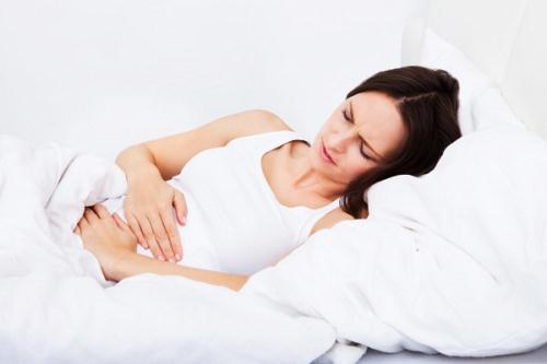Đau bụng là triệu chứng phổ biến của bệnh sỏi mật