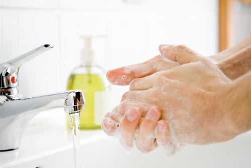 Rửa sạch tay trước khi nặn mụn sẽ giúp nốt mụn tránh bị viêm nhiễm