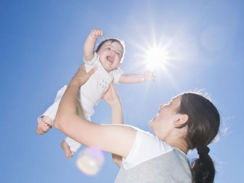Tắm nắng là cách bổ sung vitamin D cho trẻ sơ sinh hiệu quả nhất