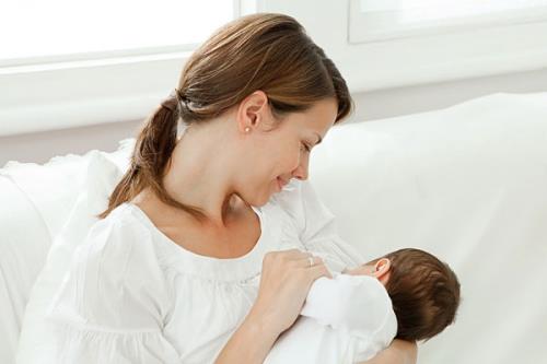 Bé bú sữa mẹ cũng cần bổ sung vitamin D

