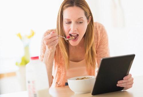 Không nên vừa ăn vừa xem điện thoại, ipad vì điều này dễ khiến bạn thiếu kiểm soát khi ăn