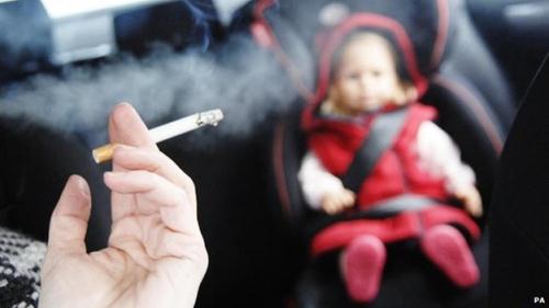 Hút thuốc lá trước mặt trẻ là một nguyên nhân phổ biến khiến trẻ bị viêm phế quản