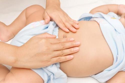 Nhiễm trùng đường ruột hoặc rối loạn tiêu hóa có thể khiến trẻ đi ngoài nhiều