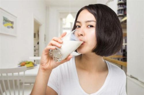 Bạn cũng không nên uống nhiều sữa tươi vì nó có thể gây mụn nội tiết