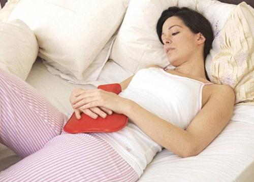 Chườm túi nóng là cách trị đau bụng kinh phổ biến và hiệu quả nhất