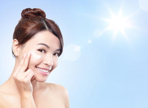 Kem chống nắng được xem là một lớp bảo vệ cho làn da giúp da không bị tổn thương nhiều hơn nữa