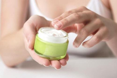 Nhiều chị em vì muốn bụng nhỏ, eo thon nhưng lại lười tập thể dục đã không ngần ngại tìm đến các loại kem tan mỡ không rõ nguồn gốc