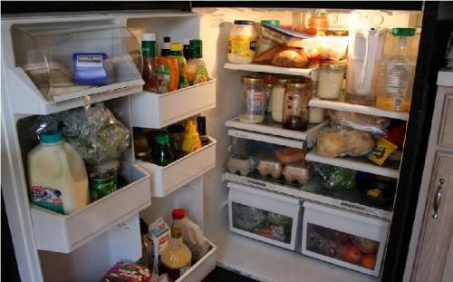 Chất đầy tủ lạnh là một sai lầm thường gặp, nó khiến thức ăn nhanh hỏng hơn nhiều lần