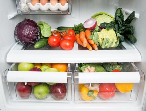 Sắp xếp tủ lạnh thành từng ngăn để các loại thực phẩm khác nhau sẽ giúp bảo quản thức ăn được lâu hơn