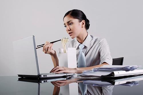 Thoi quen an trua xau thuong gap cua dan van phong