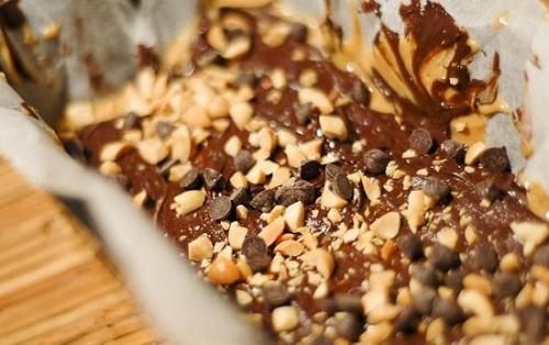 Đậu phộng trộn với chocolate là một món ăn vặt rất hấp dẫn, tuy nhiên đừng ăn nhiều quá nhé!
