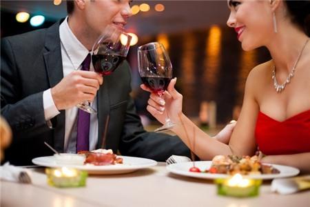 Khi đi ăn cùng nhau, tốt nhất phụ nữ không nên tự tiện lây thức ăn trên dĩa của người đàn ông, vì điều này có thể khiến họ khó chịu (ảnh minh họa)