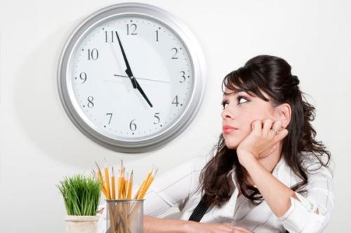 Luôn canh từng giây, từng phút đến giờ về là một dấu hiệu chứng tỏ bạn đã quá chản nản trong công việc