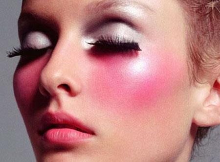 Một lớp make up dày cộp trên mặt vừa khiến bạn trông thiếu tự nhiên vừa có hại cho làn da của bạn