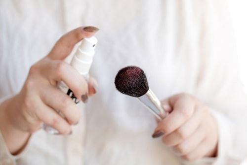 Bạn nên làm sạch dụng cụ make up từ  1-2 lần/tuần để bảo vệ da nhé!
