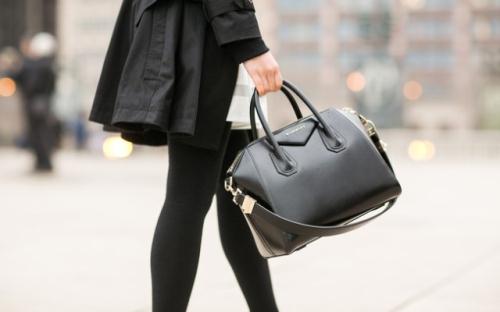 Túi xách quá to có thể ảnh hưởng lưng của phụ nữ