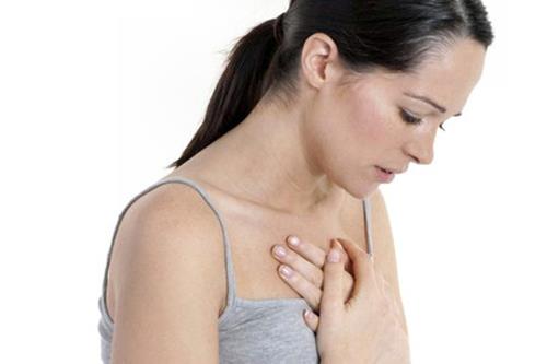 Đau ngực là dấu hiệu dễ thấy nhất của tràn dịch màng phổi