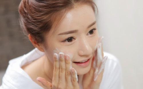 Chỉ nên rửa mặt một cách thật nhẹ nhàng để tránh gây lão hóa da