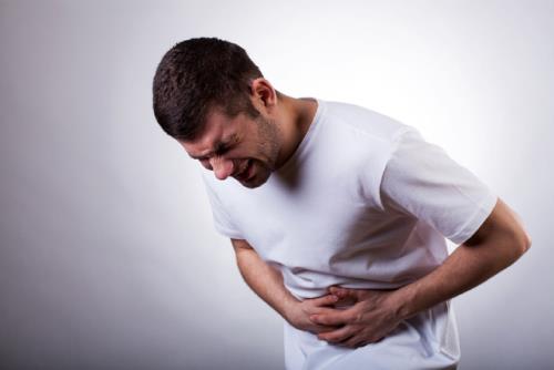 Cơn đau bụng quặn quại là trệu chứng thường gặp của bệnh sỏi thận
