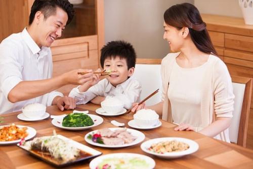 Không nên quá nuông chiều trẻ con trên bàn ăn mà hãy dạy trẻ nhiều lễ nghi, phép tắc cơ bản qua mỗi bữa cơm gia đình
