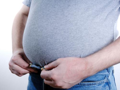 Trướng bụng là một triệu chứng thường gặp của xơ gan