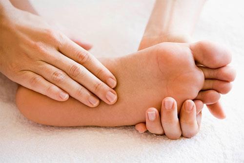 Triệu chứng đau thường bắt đầu ở ngón chân và bàn chân