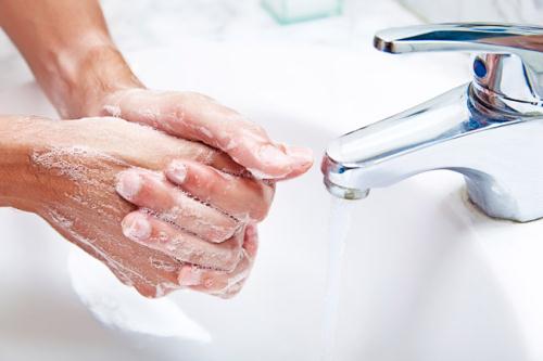Người thân nên rửa tay trước khi tiếp xúc với trẻ là một cách phòng bệnh nhiễm khuẩn đường ruột