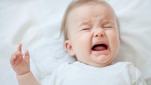 Khi bé quấy khóc bất thường kèm theo sốt nhẹ, mẹ nên lưu ý vì có thể bé đã bị nhiễm khuẩn đường ruột