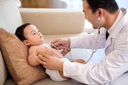 Khi trẻ có những triệu chứng nặng hơn, mẹ nên đưa bé đi đến bác sĩ, tránh tự ý sử dụng thuốc kháng sinh tại nhà