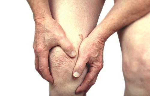 Bệnh đau nhức xương khớp đa số xảy ra ở người già, đặc biệt là khi trở lạnh
