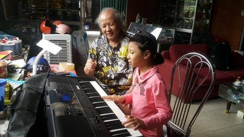 Dang sau buc anh cuoi: Vo 28, chong 80