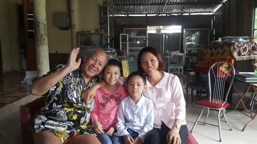 Dang sau buc anh cuoi: Vo 28, chong 80