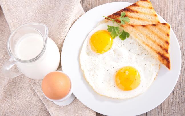 Ăn sáng với TRỨNG và SỮA có hại cho sức khỏe hay không?
