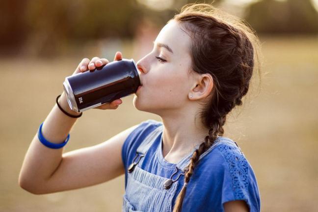 Cac nha hoa hoc Anh de xuat cam ban nuoc tang luc cho tre em duoi 18 tuoi