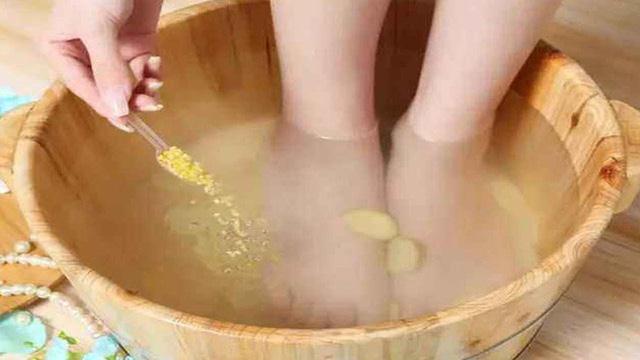 Kheo tay vao bep pha NUOC GUNG NONG, chua 12 loai benh cho ca nha