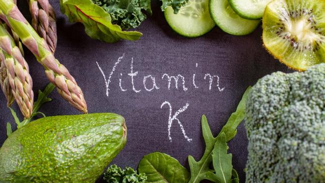 Nen an gi de bo sung vitamin K, rau xanh hay thit?