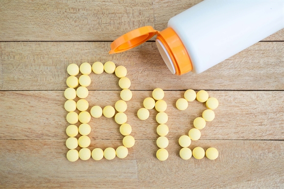 Thieu vitamin B12 khien ban dau dau, met moi, de dan den thieu mau ac tinh