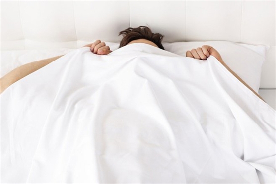 Nhung nguy hiem ''chet nguoi'' cua thoi quen trum chan kin dau khi ngu