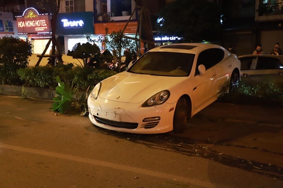 Tai xe Porsche nghi bi dot quy khi dang lai xe, canh bao khi troi tro lanh dot ngot