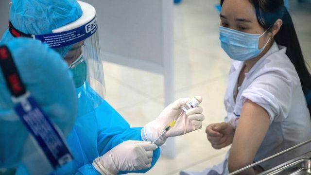 Neu dang ban khoan lua chon vaccine COVID-19, doc ngay nhung tac dung phu duoi day de co quyet dinh hop ly