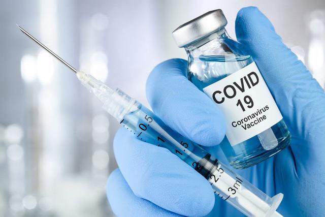 Nen tiem vaccine COVID-19 o canh tay nao de rut ngan thoi gian dau nhuc?