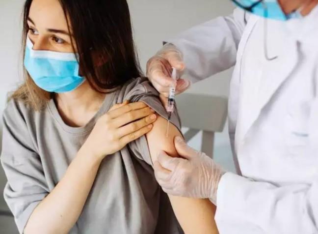 Nhom nguoi nao co nhieu nguy co phat trien cac phan ung phu sau tiem vaccine COVID-19?