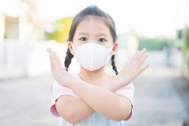 Tre nho co the gay nguy co lay nhiem COVID-19 cao nhat trong gia dinh