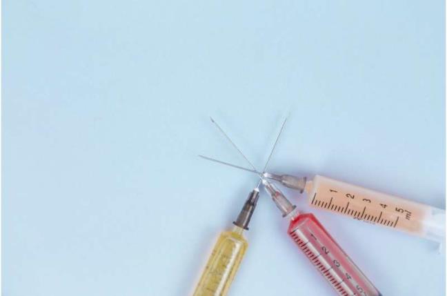 Vaccine Pfizer giup bao ve 70% khoi benh nang do bien the Omicron