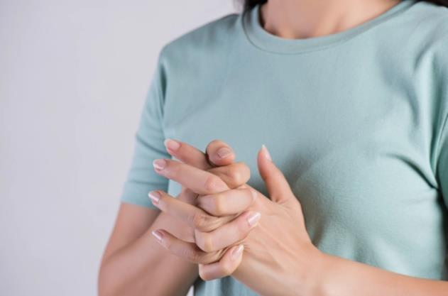 Su that dang sau viec be khop ngon tay va lieu thoi quen be khop co gay ra viem khop hay khong?