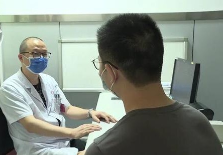 Chu re sap cuoi dot nhien ngat xiu khi di ve sinh, nguyen nhan vi thoi quen nhieu nguoi mac