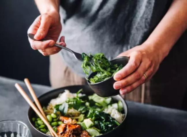 Nguoi bi cholesterol cao co nen an thit khong?