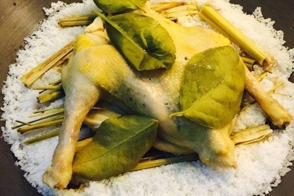 Dau bep nha hang bat mi cach luoc ga khong can nuoc ma van ngon dam da